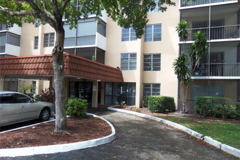 Condominio en venta en Lauderhill, Florida, 1 dormitorio, 72.74 m2 № 1177698 - foto 1