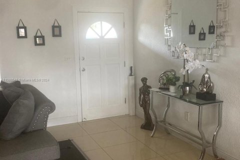 Casa en venta en Miami Gardens, Florida, 5 dormitorios, 157.75 m2 № 1177742 - foto 7