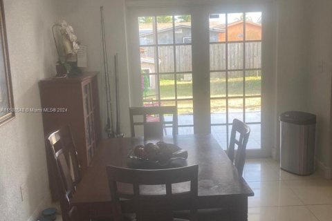 Casa en venta en Miami Gardens, Florida, 5 dormitorios, 157.75 m2 № 1177742 - foto 9