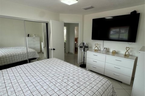 Casa en venta en Miami, Florida, 5 dormitorios, 147.53 m2 № 1365591 - foto 24