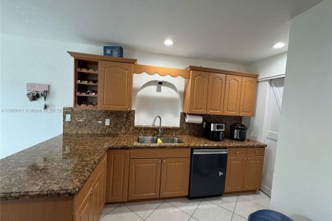 House in Miami, Florida 5 bedrooms, 147.53 sq.m. № 1365591 - photo 10