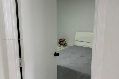 Casa en venta en Miami, Florida, 5 dormitorios, 147.53 m2 № 1365591 - foto 20