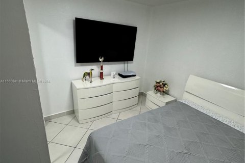 Casa en venta en Miami, Florida, 5 dormitorios, 147.53 m2 № 1365591 - foto 19