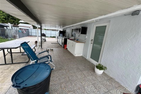 Casa en venta en Miami, Florida, 5 dormitorios, 147.53 m2 № 1365591 - foto 28