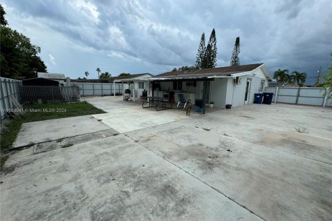 Casa en venta en Miami, Florida, 5 dormitorios, 147.53 m2 № 1365591 - foto 29