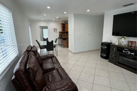 House in Miami, Florida 5 bedrooms, 147.53 sq.m. № 1365591 - photo 6