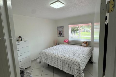 Casa en venta en Miami, Florida, 5 dormitorios, 147.53 m2 № 1365591 - foto 22