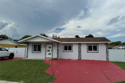 Casa en venta en Miami, Florida, 5 dormitorios, 147.53 m2 № 1365591 - foto 1