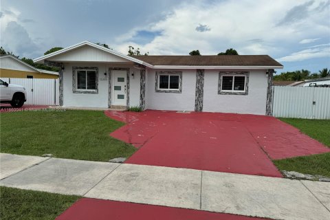 House in Miami, Florida 5 bedrooms, 147.53 sq.m. № 1365591 - photo 3