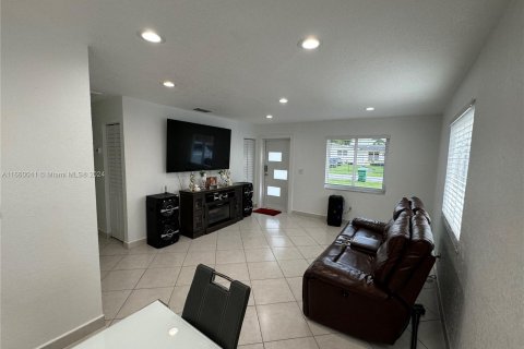 Villa ou maison à vendre à Miami, Floride: 5 chambres, 147.53 m2 № 1365591 - photo 5