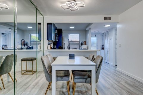 Condominio en venta en Sunrise, Florida, 2 dormitorios, 75.72 m2 № 944396 - foto 2