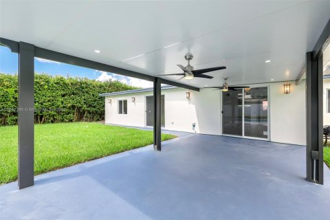 House in Biscayne Park, Florida 6 bedrooms, 236.06 sq.m. № 1329449 - photo 29