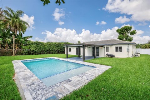 House in Biscayne Park, Florida 6 bedrooms, 236.06 sq.m. № 1329449 - photo 30