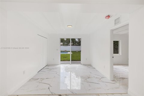 House in Biscayne Park, Florida 6 bedrooms, 236.06 sq.m. № 1329449 - photo 24