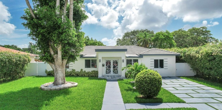 Villa ou maison à Biscayne Park, Floride 6 chambres, 236.06 m2 № 1329449