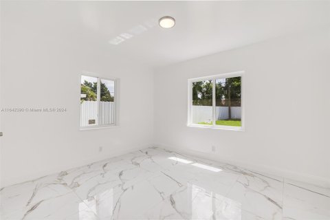 House in Biscayne Park, Florida 6 bedrooms, 236.06 sq.m. № 1329449 - photo 22