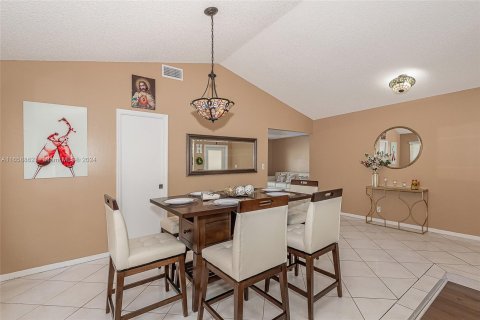 House in Coral Springs, Florida 4 bedrooms, 173.63 sq.m. № 1364899 - photo 9