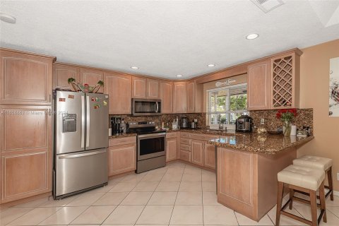 House in Coral Springs, Florida 4 bedrooms, 173.63 sq.m. № 1364899 - photo 15