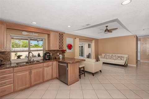 House in Coral Springs, Florida 4 bedrooms, 173.63 sq.m. № 1364899 - photo 16