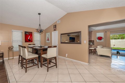 House in Coral Springs, Florida 4 bedrooms, 173.63 sq.m. № 1364899 - photo 8