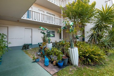 Condo in Hallandale Beach, Florida, 2 bedrooms  № 1402984 - photo 22