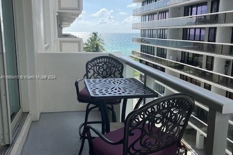 Copropriété à louer à Surfside, Floride: 2 chambres, 86.12 m2 № 1365858 - photo 1