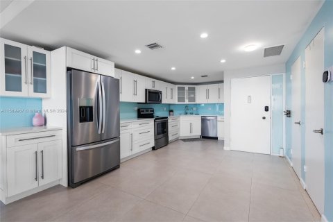 Condo in Hollywood, Florida, 2 bedrooms  № 1179879 - photo 8