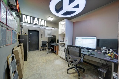 Commercial property in Opa-locka, Florida № 1116168 - photo 20