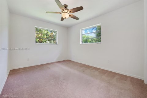 House in Miami, Florida 5 bedrooms, 239.5 sq.m. № 1362437 - photo 17