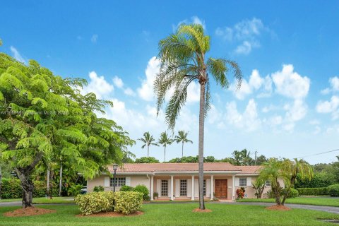 House in Miami, Florida 5 bedrooms, 239.5 sq.m. № 1362437 - photo 1