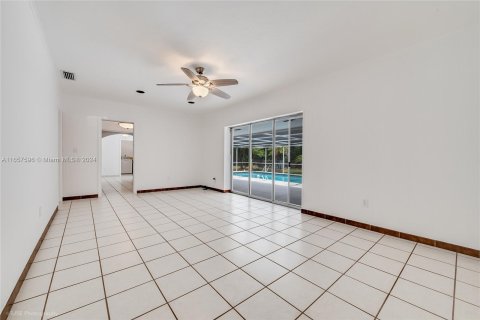 House in Miami, Florida 5 bedrooms, 239.5 sq.m. № 1362437 - photo 7