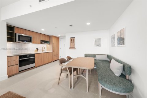 Condo in Miami, Florida, 1 bedroom  № 1364237 - photo 2