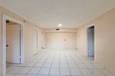 Condominio en alquiler en Miami, Florida, 2 dormitorios, 72.65 m2 № 1364238 - foto 3