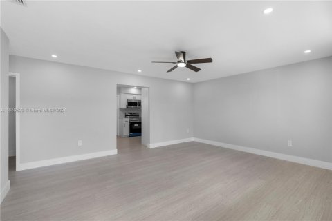 Immobilier commercial à vendre à Miami, Floride: 170.57 m2 № 1364274 - photo 4