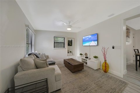 Casa en alquiler en Hollywood, Florida, 3 dormitorios, 96.99 m2 № 1369224 - foto 2