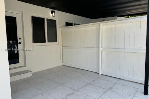 House in Miami, Florida 2 bedrooms, 66.43 sq.m. № 1369227 - photo 11