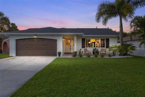 Casa en venta en Saint Petersburg, Florida, 4 dormitorios, 160.54 m2 № 1399201 - foto 1