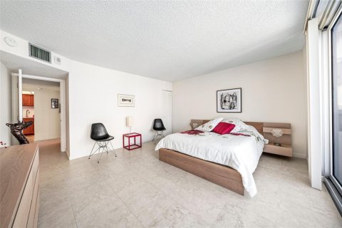 Condo in Pompano Beach, Florida, 2 bedrooms  № 945538 - photo 18