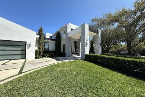 House in Coral Gables, Florida 7 bedrooms, 472.97 sq.m. № 1139008 - photo 1