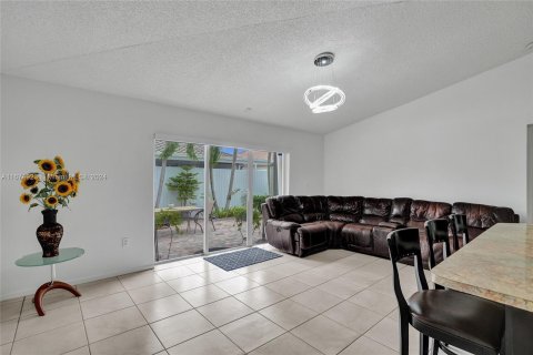 Casa en venta en Hialeah, Florida, 3 dormitorios, 164.9 m2 № 1401296 - foto 13