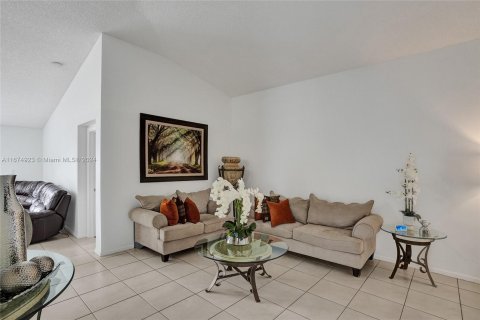 Villa ou maison à vendre à Hialeah, Floride: 3 chambres, 164.9 m2 № 1401296 - photo 3