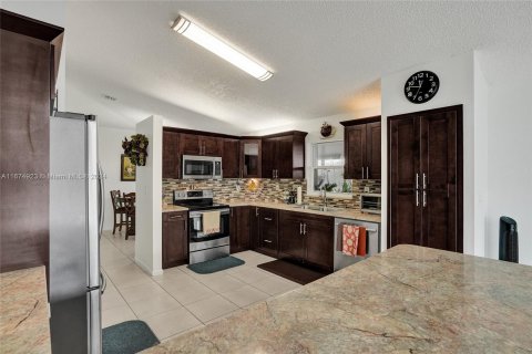 Casa en venta en Hialeah, Florida, 3 dormitorios, 164.9 m2 № 1401296 - foto 10