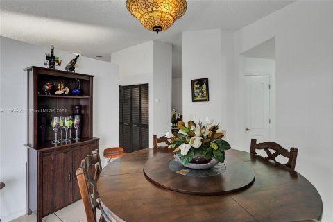 Casa en venta en Hialeah, Florida, 3 dormitorios, 164.9 m2 № 1401296 - foto 9