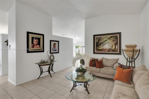 Casa en venta en Hialeah, Florida, 3 dormitorios, 164.9 m2 № 1401296 - foto 2