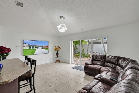 Villa ou maison à vendre à Hialeah, Floride: 3 chambres, 164.9 m2 № 1401296 - photo 6