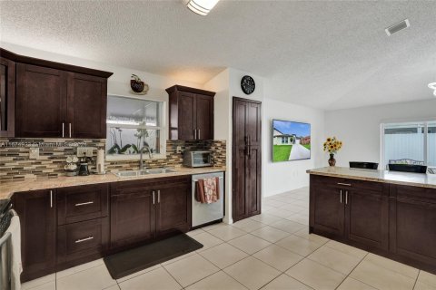 Casa en venta en Hialeah, Florida, 3 dormitorios, 164.9 m2 № 1401296 - foto 19