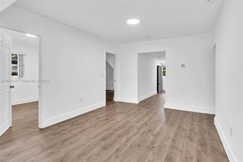 Casa en venta en Miami, Florida, 3 dormitorios № 1401703 - foto 1