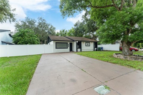 House in Tampa, Florida 3 bedrooms, 139.35 sq.m. № 1312437 - photo 1