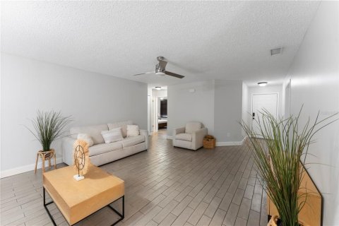 House in Tampa, Florida 3 bedrooms, 139.35 sq.m. № 1312437 - photo 8