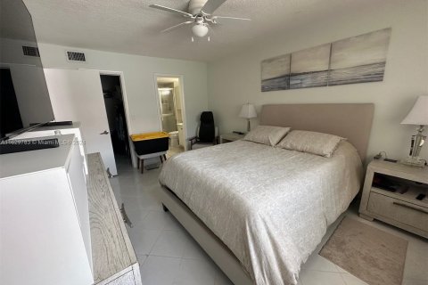 Condo in Hallandale Beach, Florida, 2 bedrooms  № 1290615 - photo 16